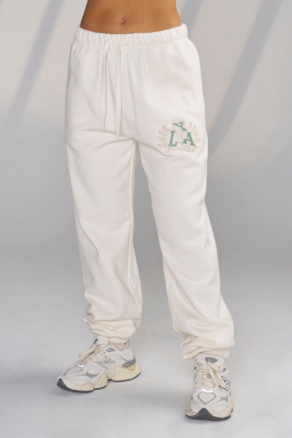 Young LA W226 - Teddy Jogger Wit | VNXFP1563